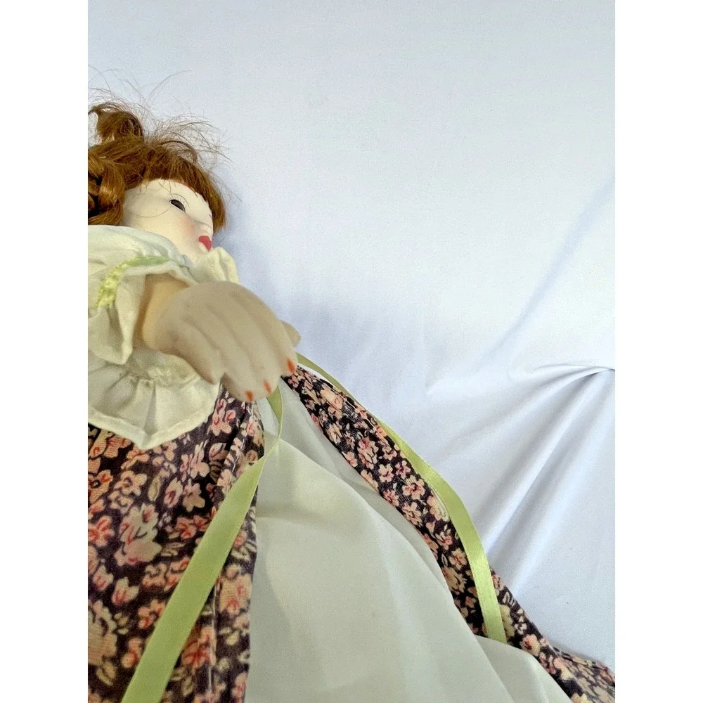 Heritage Dolls porcelain‎ MUSICAL w/ Strawberry Blonde hair 17